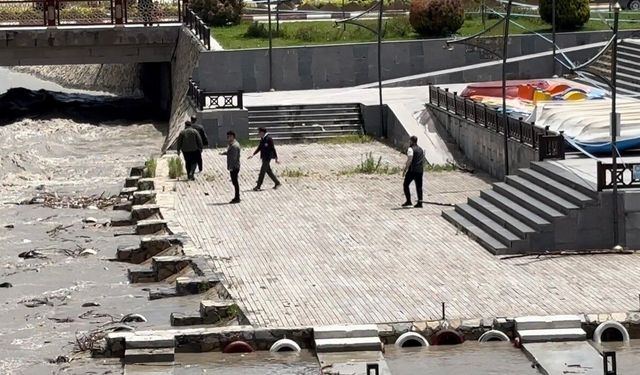 Başkan Yazıcıoğlu akıntıyla gelen ağaç parçalarını kendi elleriyle topladı