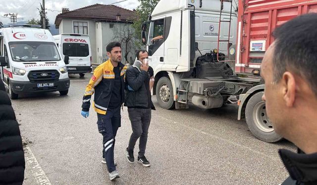 Erbaa'da iki servis minibüsü çarpıştı: 10 yaralı