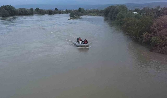 Kelkit Çayı'nda akıntıya kapılan 2 genç için arama çalışmaları havadan, karadan ve sudan devam ediyor