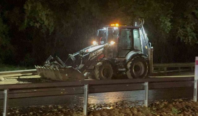 Tokat-Sivas kara yolu yaşanan taşkın nedeniyle kısa süreli trafiğe kapandı
