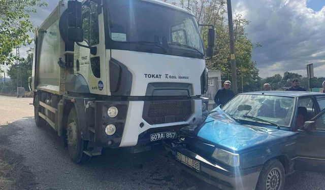 Tokat'ta çöp kamyonu ile otomobil çarpıştı: 2 yaralı