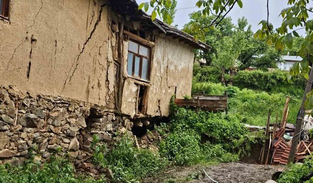 Tokat'ta heyelan nedeniyle 2 ev tahliye edildi