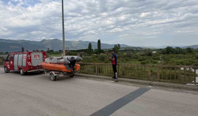 Tokat'ta ırmağa giren 2 genç akıntıya kapılarak kayboldu