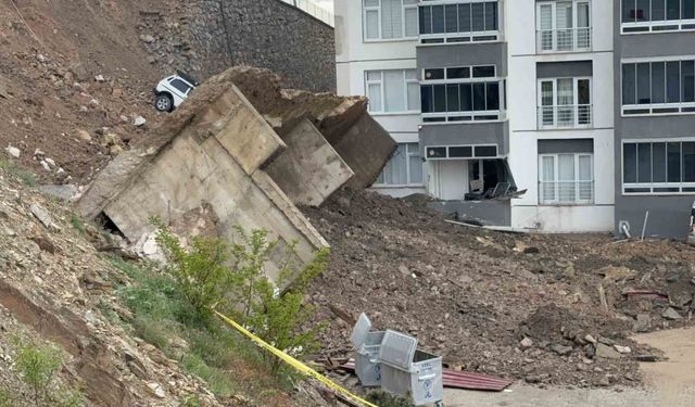Tokat'ta istinat duvarı çöktü, park halindeki bir araç sürüklendi