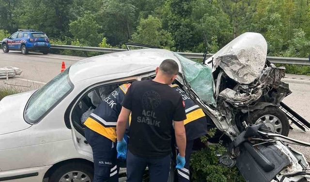 Tokat'ta kazada hurdaya dönen otomobildeki 5 kişi yaralandı
