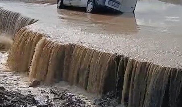 Tokat'ta Kelkit Çayı taştı, araç çöken yolda mahsur kaldı
