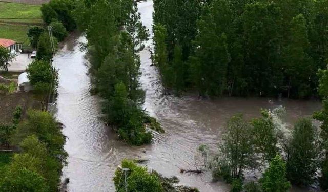 Tokat'ta taşkında mahsur kalan araç son anda kurtarıldı