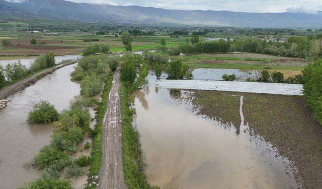Tokat'ta yollar çöktü, sular altında kalan tarım arazileri dron ile görüntülendi