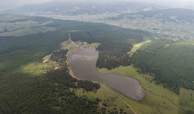 Yağışlar göleti doldurdu, yayla yolu su altında kaldı