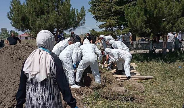 Kene tutunması sonucu ölen Dursun Almamış, KKKA tedbirleri alınarak defnedildi