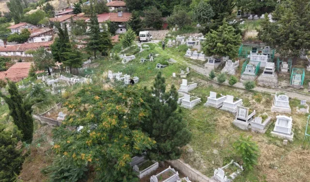 MEZARLIKLARDA YAZ BAKIMI VE TEMİZLİK ÇALIŞMALARI ARALIKSIZ SÜRÜYOR