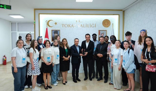 14 Ülkeden Gelen Yunus Emre Enstitüsü Öğrencilerinden Vali Abdullah Köklü'ye Ziyaret