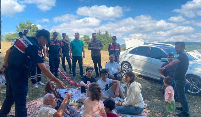 Jandarma ve akademisyenlerden piknikçilere orman yangını uyarısı