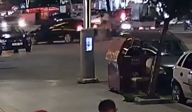 Motosiklet sürücüsü yola savruldu: Kaza anı kamerada
