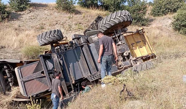 Park halindeyken hareket eden biçerdöver dereye devrildi