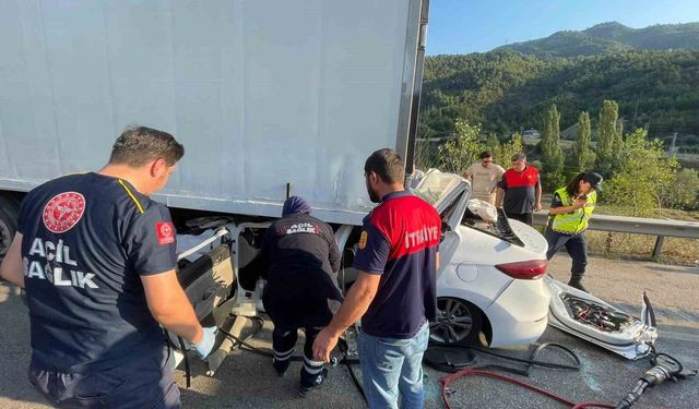 Tıra arkadan çarpan otomobilin sürücüsü hayatını kaybetti