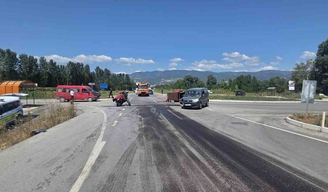 Tokat'ta traktör ile hafif ticari araç çarpıştı: 1'i ağır 5 yaralı