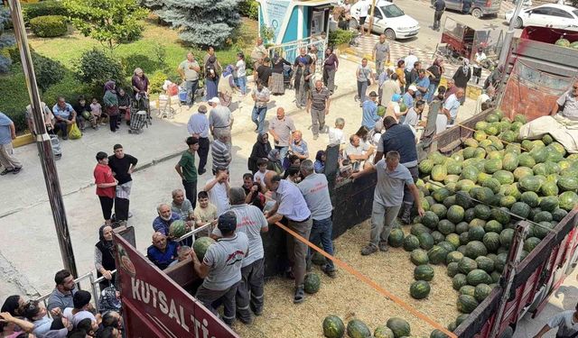 Uşûr olarak 20 ton karpuz dağıttı