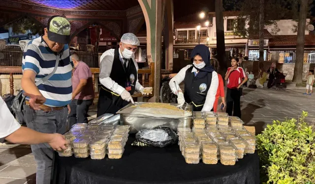 Tokat Belediyesi Mevlid Kandili'nde 5 bin kişiye helva ikram etti