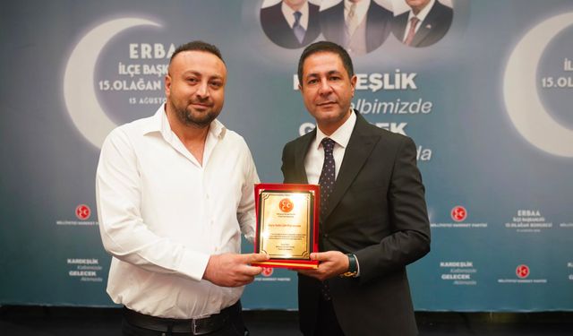 Merhum Rafet Çakır'ın Anısına Hazırlanan Plaket Oğlu Umut Can Çakır'a Sunuldu