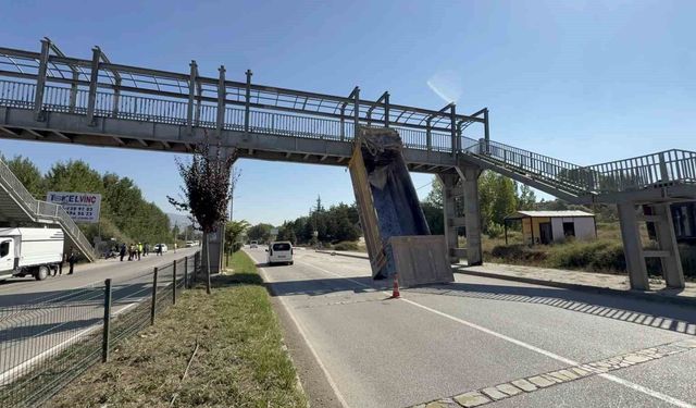 Damperi açık kalan tır üst geçide çarptı: Sürücü yaralandı