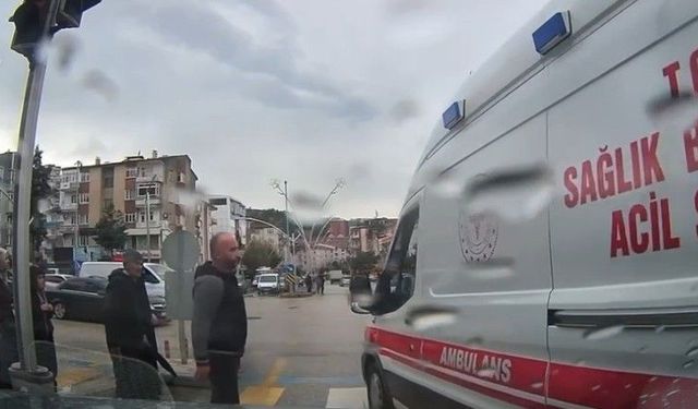 Ambulansa yol açmak için araçlarından inip sürücüyü uyardı