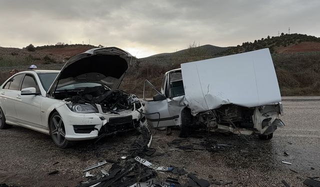 Tokat'ta iki aracın kafa kafaya çarpıştığı kazada 5 kişi yaralandı