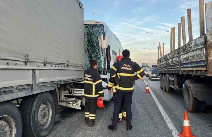 Yolcu otobüsü ile tır çarpıştı: 4 yaralı