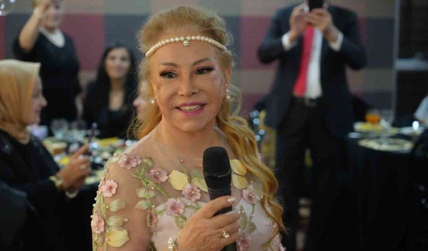 83 yaşındaki Bedia Akartürk: "Halkıma daha güzel görünmek için ameliyat oldum"
