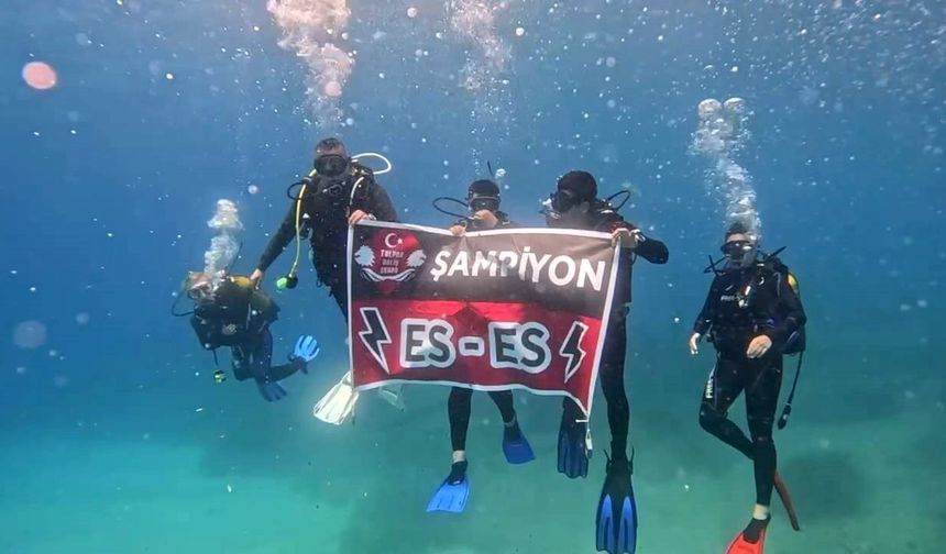 Eskişehirspor’un şampiyonluğunu denizin 26 metre altında kutladılar