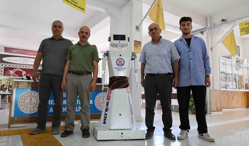 Kırşehirli öğrencilerden mihmandar robot: ’AhiBot’ okula gelenleri karşılıyor