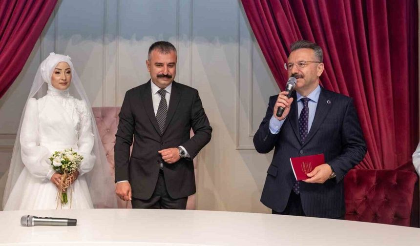 Vali Aksoy, Aile ve Sosyal Hizmetler İl Müdürü Bayrak’ın nikah şahidi oldu
