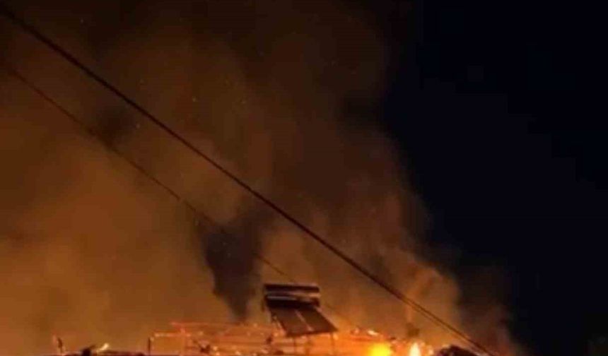 Zile’de köy evi çıkan yangında küle döndü