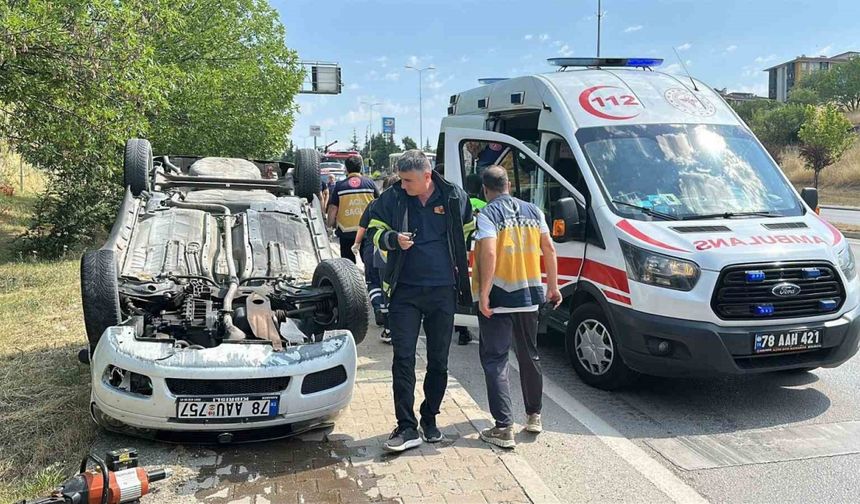 Kaputu açılan otomobile çarptı: Ters dönen aracın sürücüsü yaralandı