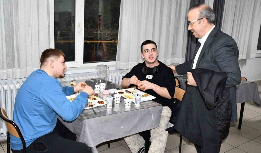 İl Milli Eğitim Müdürü Aydın, öğrencilerle iftar yaptı