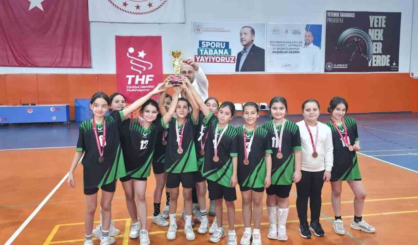 Okul Sporları Küçükler Hentbol Müsabakaları sona erdi
