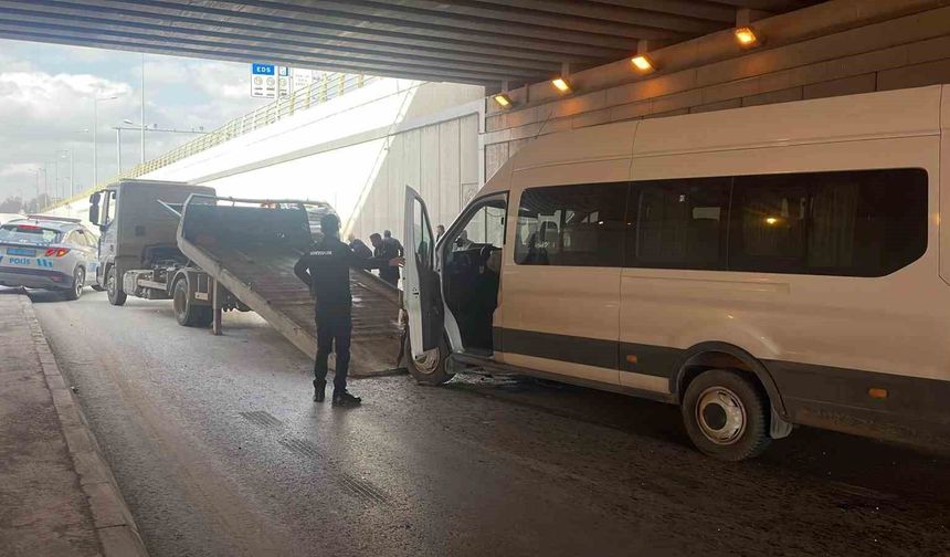 Otomobil ile servis aracı çarpıştı: 5 yaralı