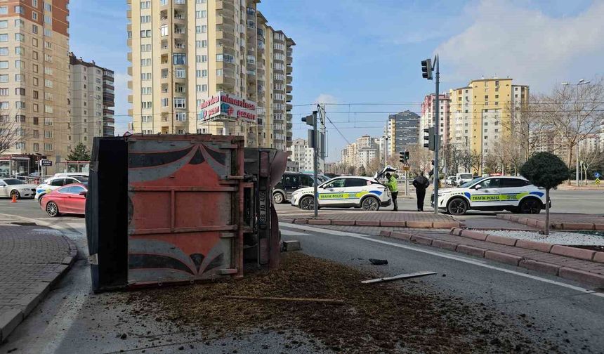 Otomobille çarpışan kamyonet yan yattı, hayvan dışkıları yola savruldu