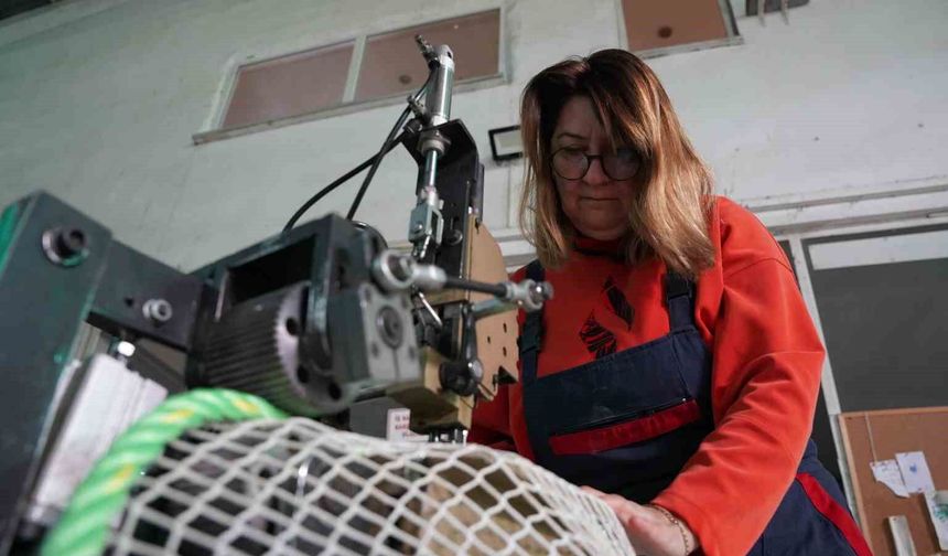 Karadeniz somonunun koruyucu ağlarına kadın eli