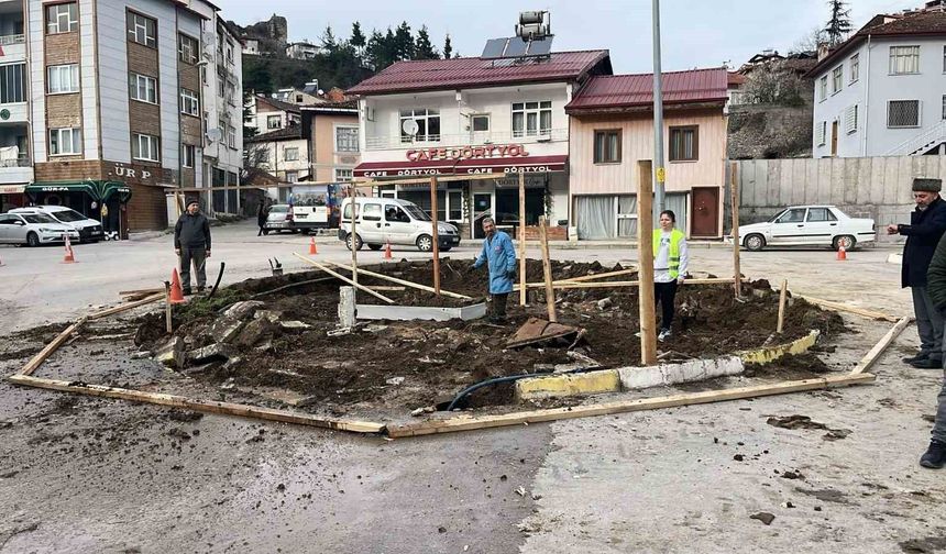Kavşak ortasında kalan tarihi mezar için ihya çalışması başlatıldı