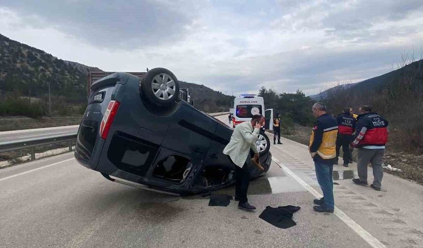 Ters dönen araçtan sağ kurtuldu