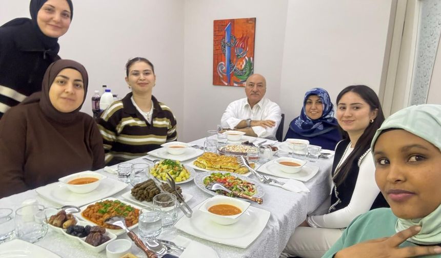 TOGÜ'lü Akademisyenler Öğrencilerini İftarda Evinde Ağırladı