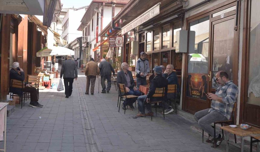 Ölen müşterilerinin hatıralarını kıraathanenin duvarında yaşatıyor