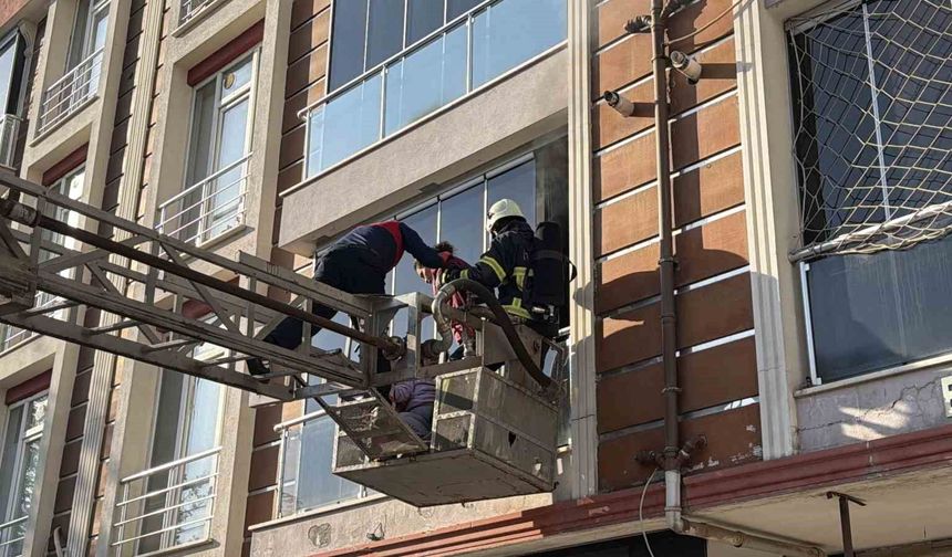 Tokat'ta apartman dairesinde yangın: Dumandan etkilenen anne ve çocukları balkondan tahliye edildi