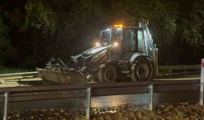 Tokat-Sivas kara yolu yaşanan taşkın nedeniyle kısa süreli trafiğe kapandı