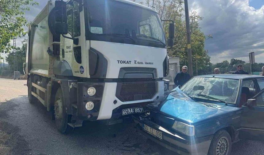 Tokat'ta çöp kamyonu ile otomobil çarpıştı: 2 yaralı
