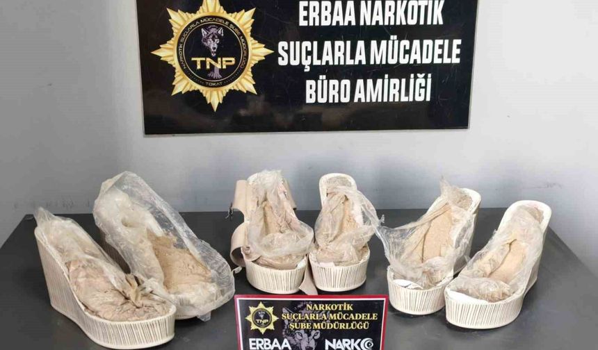 Yüksek ökçelerinden eroin çıktı