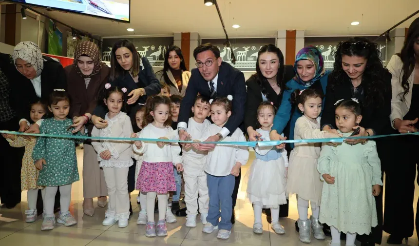 TOKAT BELEDİYESİ ÇOCUK GÜNDÜZ BAKIMEVİ’NİN HAZIRLADIĞI EBRU SERGİSİ AÇILDI