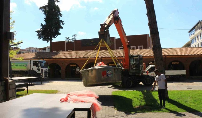 Yaprak Festivali'nde 100 bin 60 dolmanın pişeceği dev kazanı iş makinesiyle taşındı