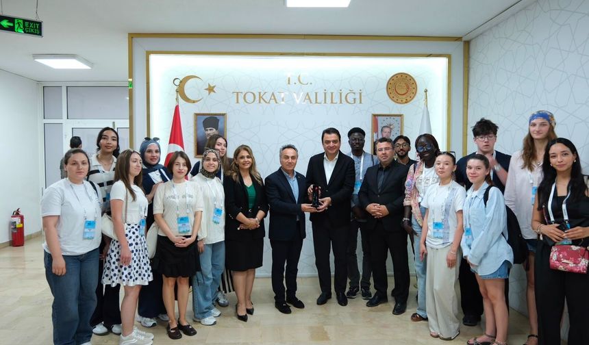 14 Ülkeden Gelen Yunus Emre Enstitüsü Öğrencilerinden Vali Abdullah Köklü'ye Ziyaret